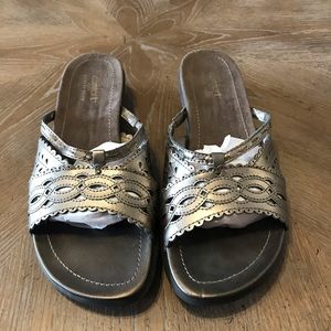 NWOT Strictly comfort metallic memory foam sandals